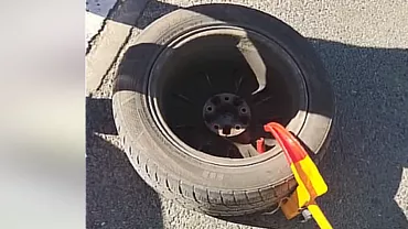 Poliția i-a blocat roata, dar șoferul a plecat cu mașina fără amendă. Cum a reușit să fenteze autoritățile  (VIDEO)