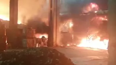 Incendiu violent la o hală din Mureş, unde erau depozitate mase plastice