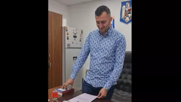 Tânăr inginer angajat la o primărie din Gorj, pus să jure pe Biblie că-și va face datoria: „Ține mâna bine!” (VIDEO)