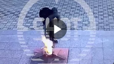 Un elev a rus a spulberat cu un stingător flacăra eternă a unui monument sovietic (VIDEO)