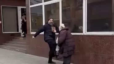 Preot din Moscova, filmat în timp ce lovea o bunicuță doar pentru că s-a apropiat să vândă câteva flori mai aproape de el (VIDEO)