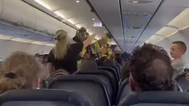 Scandal la bordul unui avion Alaska Airlines. Un pasager a fost sedat după ce a devenit agresiv cu membrii echipajului