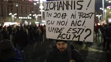 Câteva sute de persoane au protestat în Piața Victoriei, după ce senatorii au votat pragul de 250.000 de lei pentru abuzul în serviciu: „Lupul (PSD) îşi schimbă părul (+PNL+UDMR), dar năravul (OUG 13) ba” (VIDEO, FOTO)