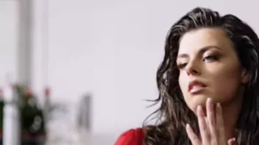 Povestea Alexandrei: Orădeanca a cucerit podiumul de la Paris Fashion Week