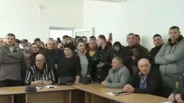 Bugetul unei comune, aprobat cu scandal. Localnicii au intrat în ședință peste aleșii locali: „Stau ca trântorii în birouri!” / „Mi-am luat liber special de la serviciu!”. Polițiștii și jandarmii au intervenit