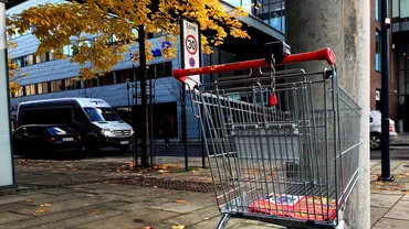 Cadavrul unui bărbat a fost găsit într-un cărucior de cumpărături din fața unui magazin alimentar, în California