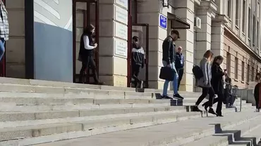 Facultatea de doi ani revine în România. Soluţie pentru criza de specialişti de pe piaţa muncii: „Este mai mult decât o postliceală”