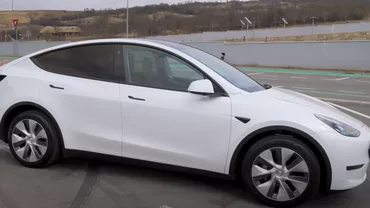 Moda BMW-ului pe linia de tramvai a fost luată de Tesla. „Cine știe, poate se și încarcă”