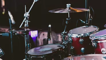 Phil Collins a vorbit pentru prima dată, la doi ani după ce a renunțat să mai bată la tobe, despre boala sa: „Este un șoc să nu mai poți să cânți”