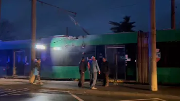 Un tramvai nou Imperio a luat foc în Arad / Pompierii militari au intervenit cu o autospecială de stingere cu apă și spumă