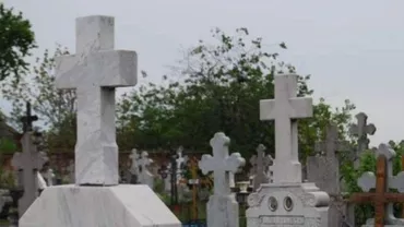Un tânăr din Bacău a fost reținut după ce a desenat însemne fasciste pe mai multe morminte