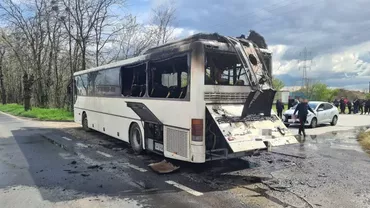 Un autocar cu zeci de oameni la bord a luat foc în mers, în Timișoara / De la ce a pornit incendiul