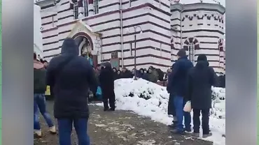 Scandal uriaș într-o biserică din Cernăuți: Preoții nu au primit sicriul unui soldat ucrainean! Rudele acestuia au spart ușa (VIDEO)