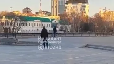 Caz revoltător în Rusia: Un bărbat, filmat cum își plimbă copilul în lesă (VIDEO)