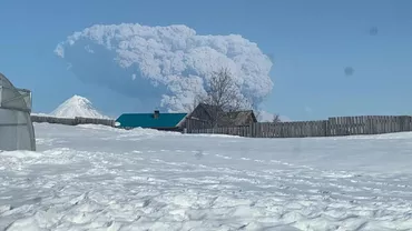 Erupția uriașă a unui vulcan activ din Rusia. A fost emisă alertă pentru avioane (FOTO)