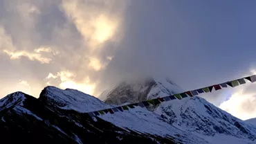 Zeci de muncitori au stat sub zăpadă 60 de ore, după o avalanșă în Himalaya: „Avalanșa a lovit containerul nostru ca o alunecare de teren”