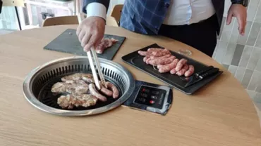 Restaurantul din România în care clienții își prepară singuri mâncarea / Clienții își pot prăji cum vor ei carnea și cârnații, pe model corean