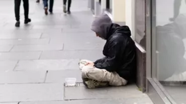 Gestul disperat al unui om al străzii: A luat la bătaie oamenii pentru că au refuzat să-i dea bani / Bărbatul s-a ales cu 7 luni de închisoare