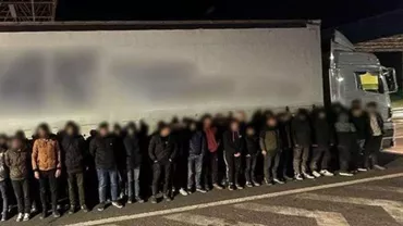 Peste 100 de migranţi au fost găsiți ascunși în TIR-uri conduse de turci / Încercau să să treacă ilegal frontiera în Ungaria