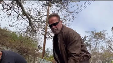 Incredibil! Arnold Schwarzenegger, surprins în timp ce asfalta o groapă din cartierul în care locuiește (FOTO + VIDEO)
