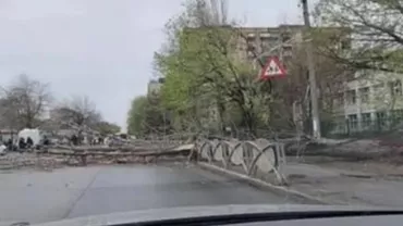 Vântul puternic a făcut prăpăd în Capitală! Copaci rupți, mașini avariate și un semafor pus la pământ. Autobuzele circulă deviat (VIDEO)