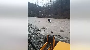Trupul unui bărbat a fost găsit luat de curenții râului Putna. Era dat dispărut de sâmbătă (VIDEO)