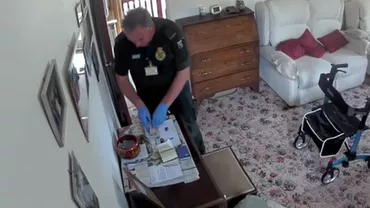 Paramedic, filmat când fura bani de la o femeie care tocmai murise în casa ei (VIDEO)