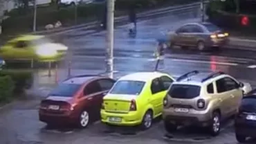 Imagini șocante în Bacău! O tânără a fost spulberată chiar pe trecerea de pietoni de un taximetrist