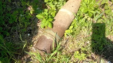 Un bărbat din Dâmboviţa îşi ascuţea coasa pe un obuz neexplodat din Al Doilea Război Mondial / Vecinul, invidios pe descoperire: „Dacă terenul e al tău, înseamnă că și obuzul e al tău?”