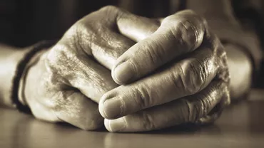 O vârstnică, prinsă furând pâine și câteva frunze de salată. Cum a reacționat proprietarul magazinului