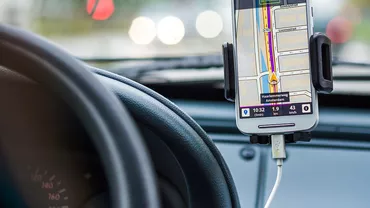 Amenzi foarte mari pentru utilizarea navigației pe telefon la volan / Tot ce trebuie să știe românii din Marea Britanie