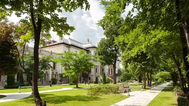 Președinția, în proces cu un dezvoltator imobiliar lansat în afaceri cu o firmă de masaj erotic. Ședința, secretă deoarece „se vor spune anumite chestiuni care trebuie să rămână nepublice”