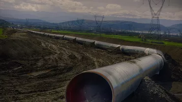 Poluare masivă. Hoții au furat 40 de metri dintr-o conductă care transporta petrol. Țițeiul a ajuns într-un curs de apă