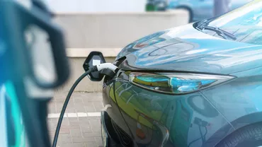 IEA: O mașină din cinci vândute anul acesta va fi electrică
