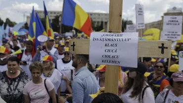 Peste 20.000 de profesori protestează în fața Palatului Cotroceni: „Ghinion, nu cedăm!”, „Ciucă și Ciolacu, hai cu noi să vă dați Bacul!” / Iohannis, discuții cu sindicaliștii din Educație (VIDEO, GALERIE FOTO)