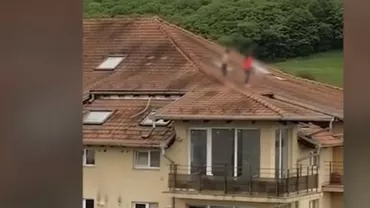 Cluj: Doi copii au fost surprinși în timp ce alergau pe acoperișul unui bloc cu patru etaje. Scenele sunt extrem de periculoase