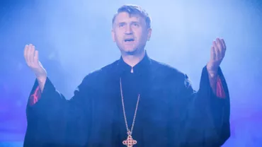 Cristian Pomohaci, fostul preot acuzat de racolare de minori, și-a făcut biserică acasă / BOR îi îndeamnă pe credincioși să nu meargă la slujbele lui