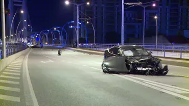 Accident grav noaptea trecută pe pasajul Basarab din Capitală / În urma impactului două mașini s-au făcut praf