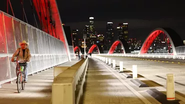 Un adolescent a murit încercând să transmită live o cascadorie pe un pod din Los Angeles