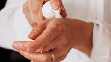 Cele mai bune produse cosmetice care subliniază aspectul natural al pielii în sezonul cald