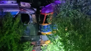 Două locomotive s-au ciocnit în gara Toporu din Giurgiu. Doi bărbaţi au ajuns de urgenţă la spital