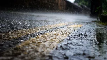 Avertizare meteo de vremea rea. Cod portocaliu de averse, vijelie şi descărcări electrice în Tulcea și Constanța