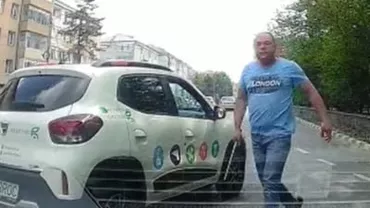 Trafic blocat de un șofer, furios că a fost claxonat. A ieșit cu ranga din mașină (VIDEO)