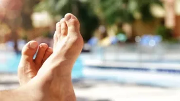 Un proprietar german şi-a câștigat în instanță dreptul de a face plajă nud în curtea clădirii sale / Plângerile chiriașilor, depuse în zadar