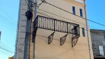 O clădire din Brăila uimește trecătorii cu un balcon fără podea și fără ușă către interior / Imaginile au ajuns virale pe rețelele de socializare