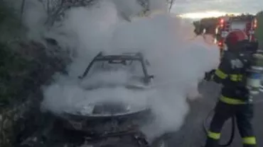 Hunedoara: Un autoturism a luat foc, în apropiere de Peştera Bolii / Circulaţia rutieră pe DN 66 a fost întreruptă