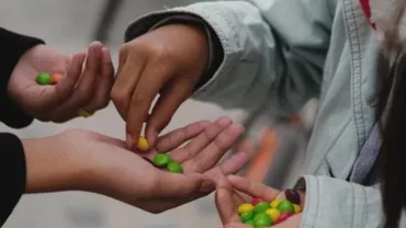 Strategia producătorilor de a-și vinde produsele care conțin mai mult zahăr / Cum îi ademenesc pe copii