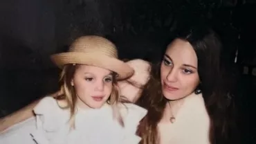 Angelina Jolie, mesaj emoționant la 15 ani de la moartea mamei sale: „Sunt la o lună distanță de vârsta la care mama a fost diagnosticată cu cancer”