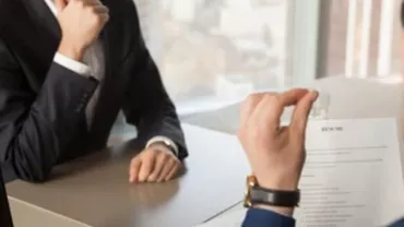 Un angajat aflat de15 ani în concediu medical a dat în judecată compania pentru că nu i-a mărit salariul / De ce spune că este „discriminat”