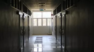 Holul unui liceu din Sibiu, transformat în ring de box / Un elev şi-a luat la bătaie colegul de clasă, pe motiv că i-ar fi luat căştile de la telefon